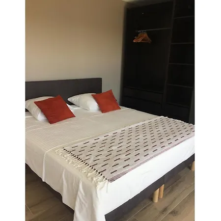 Gorgeous Mansion For 6 In Nyaraló Barjac