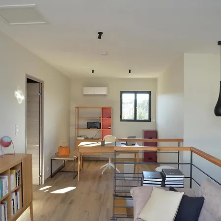 Gorgeous Mansion For 6 In Nyaraló Barjac